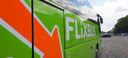 Un chauffeur de bus abandonne des retardataires sur une aire...