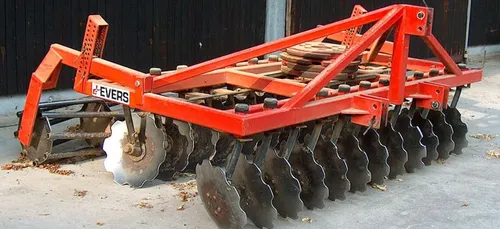Deux-Sèvres : un agriculteur décède sous son engin