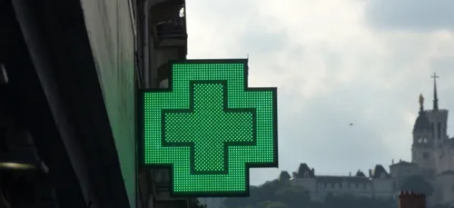 Charente-Maritime : le pharmacien frappe un braqueur et le met en...