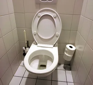 La Rochelle : deux jeunes mettent le feu dans les toilettes de leur...