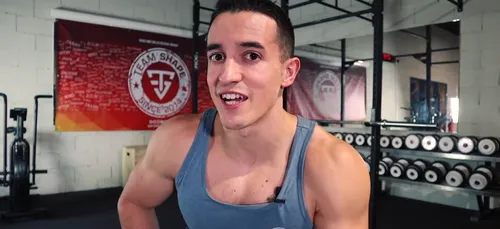 Un célèbre Youtubeur vient produire ses produits dérivés dans les...