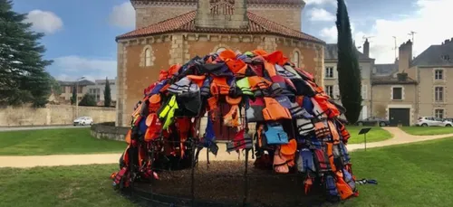 Poitiers : Une œuvre d'art en hommage aux migrants incendiée