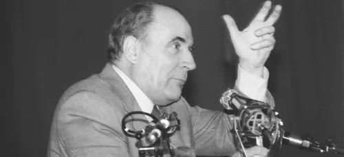 Charente : François Hollande rendra hommage à François Mitterand ce...