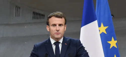 Emmanuel Macron pose avec un t-shirt dénonçant les violences...