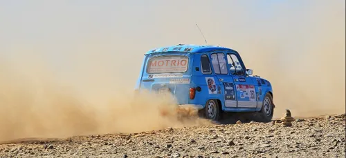 Les quinze équipages partis de Limoges s'élancent sur le 4L Trophy