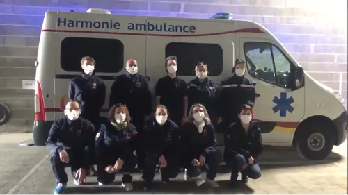 Châtellerault : des ambulanciers reprennent la chanson des Restos...
