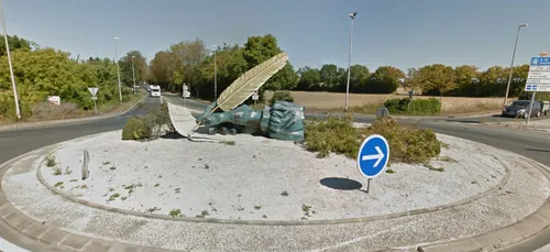 Surgères : un automobiliste explose la sculpture à l’entrée de la...