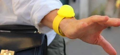 Un bracelet, distributeur de gel hydroalcoolique, inventé par un...