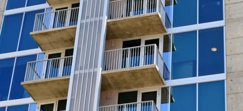 La Rochelle : un homme pendu par les pieds à son balcon