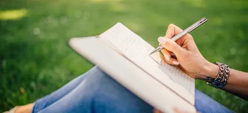 Mesdames, vous êtes meilleures en orthographe que les hommes !