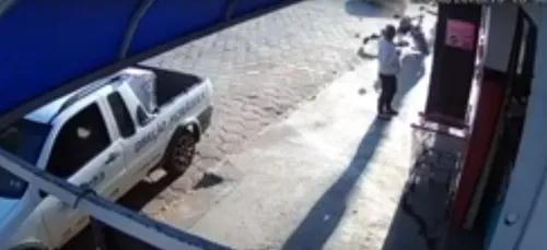 Une moto lui fonce dessus et elle échappe miraculeusement à la mort...