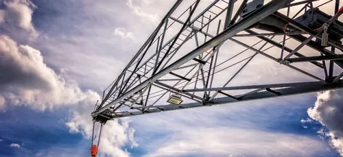 Elle escalade une grue pour faire un selfie et se tue