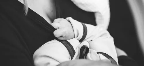 Priée de se couvrir, cette femme qui allaite a une réaction géniale