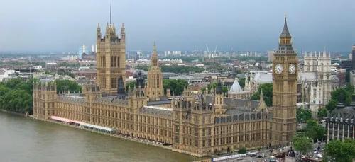 Londres : une voiture fonce sur les barrières du Parlement