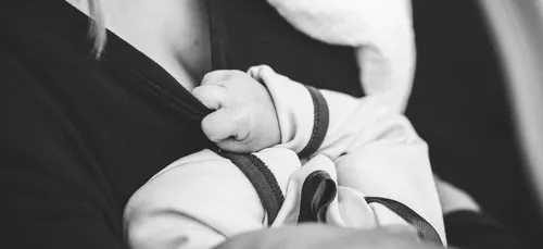 Le geste poignant d’une policière qui allaite un bébé abandonné...