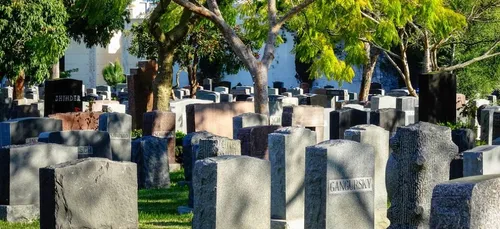 Loiret : il tente d’embrasser une femme au cimetière