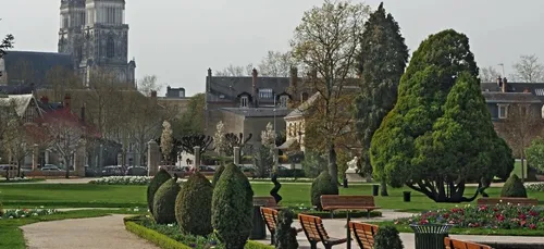 Orléans : ivre, un homme s’en prend à des jeunes au Parc Pasteur