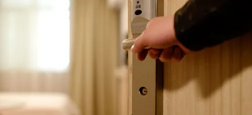 Dans cet hôtel, les réceptionnistes sont des dinosaures (photos)