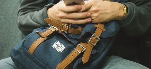 Il contacte toutes les "Nicole" de sa fac, pour retrouver celle...