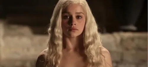 Game of Thrones : Emilia Clarke a désormais ses dragons dans la peau !
