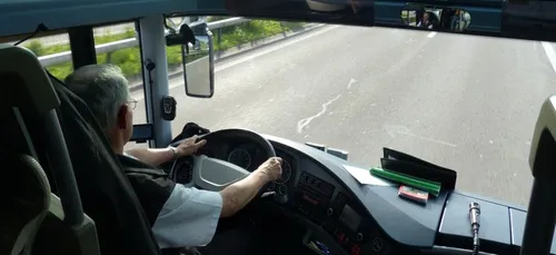 Loiret : le chauffeur d’un car scolaire utilise son portable au...