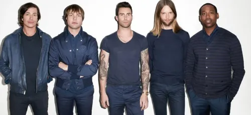 Maroon 5 : une fan hystérique grimpe sur scène en plein concert...
