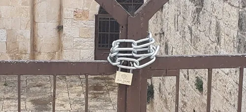 Israël cadenasse par des chaines en acier l'entrée de la...