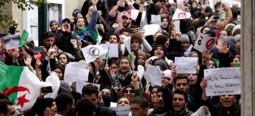Algérie : des dizaines de journalistes protestent contre les...