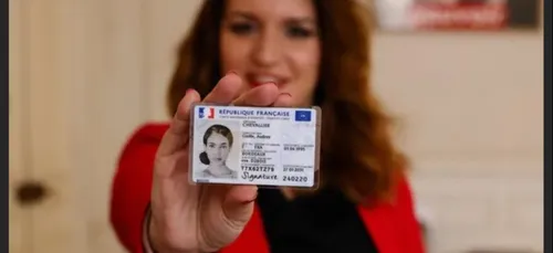 LA NOUVELLE CARTE D'IDENTITE FRANCAISE BIOMETRIQUE DE LA TAILLE...