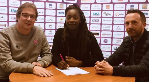 Dyénaba SYLLA signe son premier contrat professionnel avec le CDB