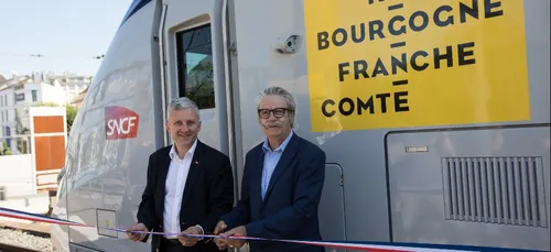 La premiere rame TER Regiolis habillee aux couleurs de la Region et...