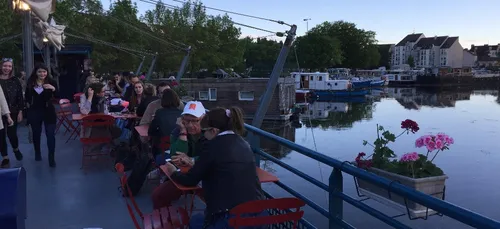 La péniche Cancale quitte le port du canal