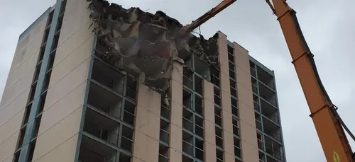 La destruction de la tour Renan a débutée