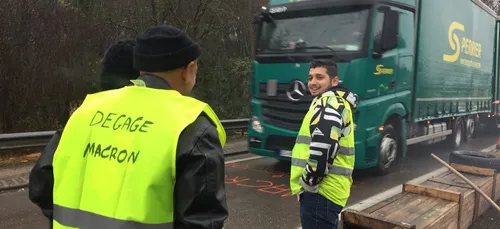 Les gilets jaunes au péage de Crimolois