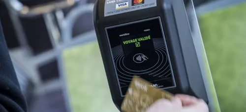 Le paiement des transports en commun par carte bancaire fait un...