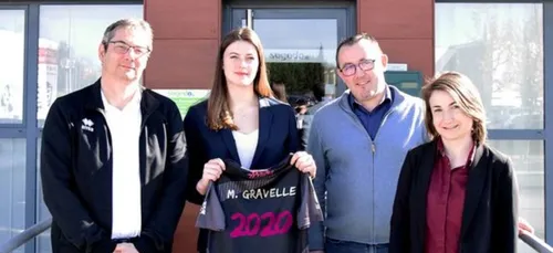 Manon GRAVELLE signe son premier contrat professionnel avec la JDA...