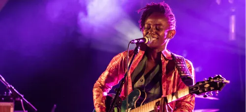 La chanteuse gabonaise Pamela Badjogo en concert à la Péniche Cancale