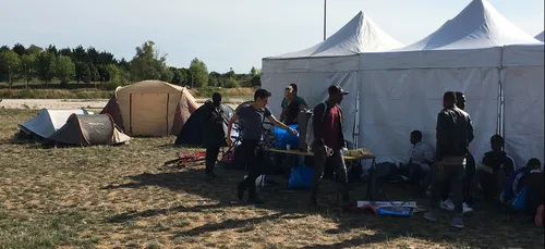 Réinstallation sur un camp de fortune pour les migrants expulsés à...