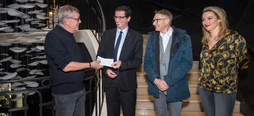 La direction de l’hôtel la Cloche remet des fonds à la Ligue contre...