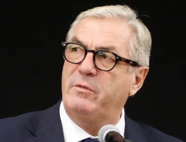 François Sauvadet dénonce la décision de maintenir physiquement la...