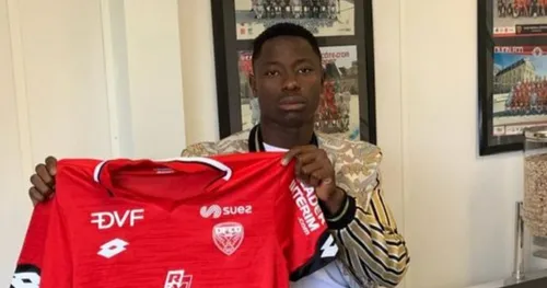 Ahmad Ngouyamsa signe son premier contrat pro avec le DFCO