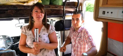 Ils passent leur séjour de noce dans un camping-car et devant les...