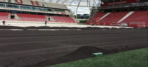 La pelouse du stade Gaston Gérard se refait une beauté