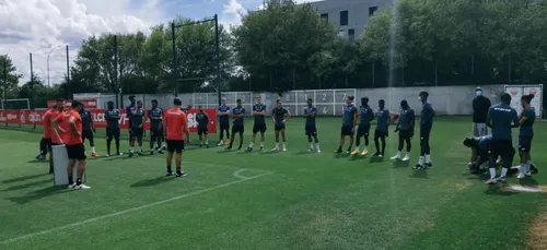 Les joueurs du DFCO se préparent pour affronter l’Olympique Lyonnais