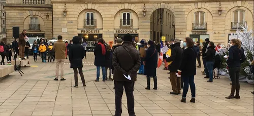Une centaine de catholiques place de la Libération