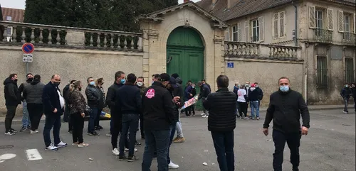 Une centaine de personnes rassemblées devant le tribunal...