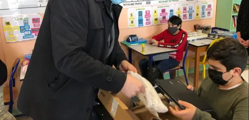 De jeunes élèves de Chenôve reçoivent un ordinateur portable