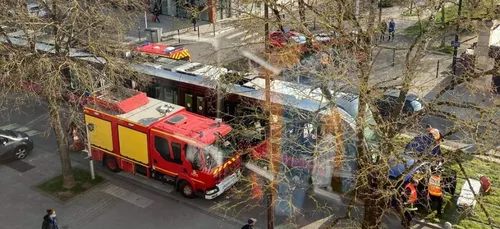 Accident entre un tram et une voiture avenue du Drapeau à Dijon