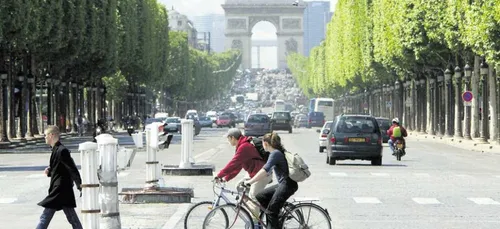 Une piste cyclable au milieu des Champs Elysées !