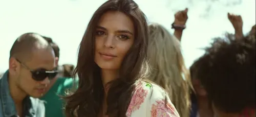 Nue, Emily Ratajkowski se prend pour la Venus de Botticelli (PHOTOS)